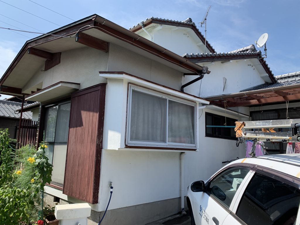 香川県高松市屋島にあるお家の外壁の塗膜が剥がれ落ちて 高松市の外壁塗装 屋根塗装 防水塗装工事は株式会社ユウ建装
