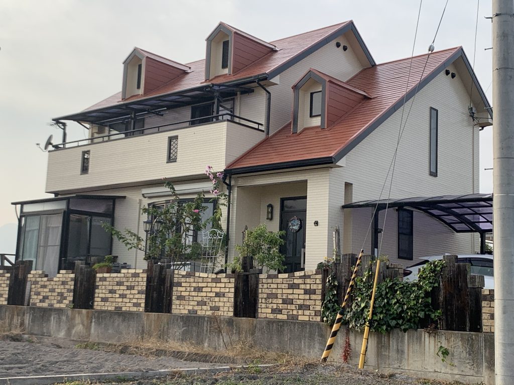 香川県仲多度郡琴平町のお家を外壁塗装でアイボリー屋根をオレンジに おしゃれにまとまりました 高松市の外壁 塗装 屋根塗装 防水塗装工事は株式会社ユウ建装 香川県仲多度郡琴平町のお家を外壁塗装でアイボリー屋根をオレンジに おしゃれにまとまりました 高松市の外壁 塗装 屋根塗装 防水塗装工事は株式会社ユウ建装